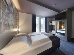 1 bedroom, hypo-allergenic bedding, desk, soundproofing