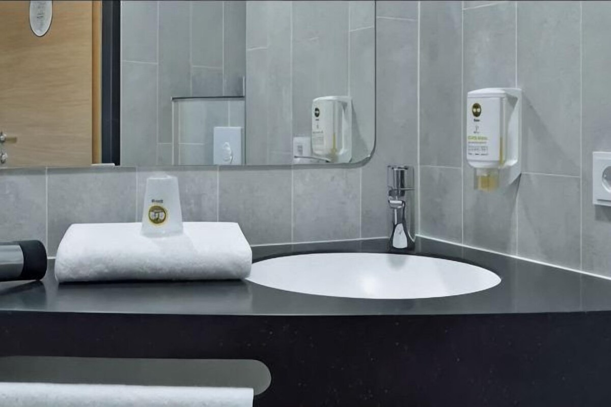 Salle de bain | Ensemble baignoire-douche, séchoir à cheveux, serviettes fournies
