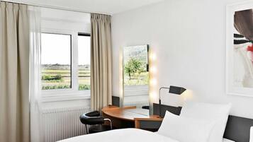 Bộ đồ giường cao cấp, két bảo mật tại phòng, bàn