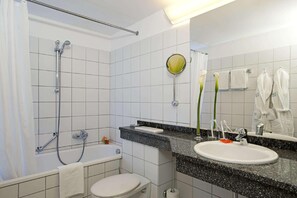 Eco-friendly toiletries, hair dryer, bathrobes, towels - NH Hirschberg Heidelberg (Hirschberg)