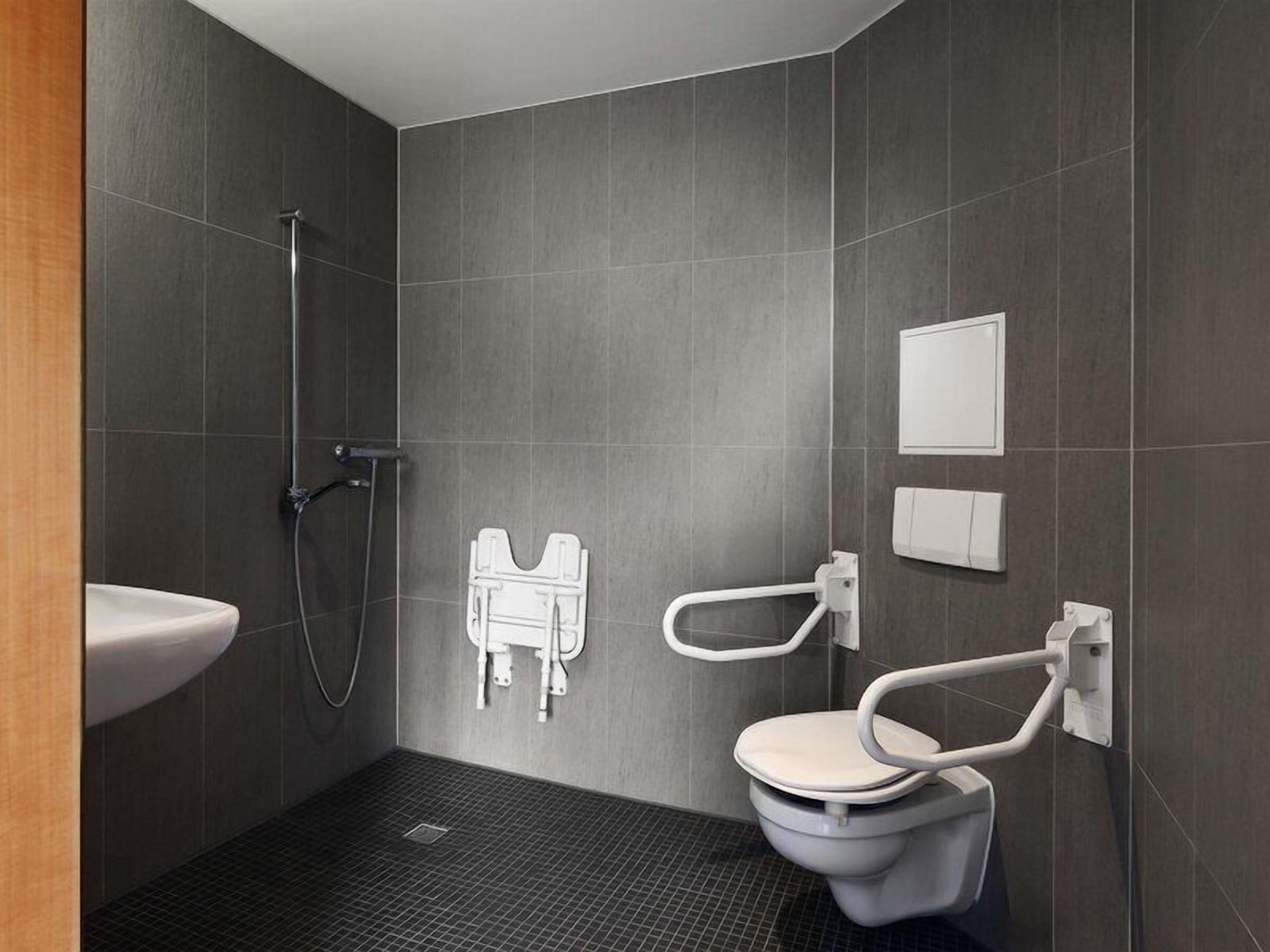Dusche, kostenlose Toilettenartikel, Haartrockner, Handtücher