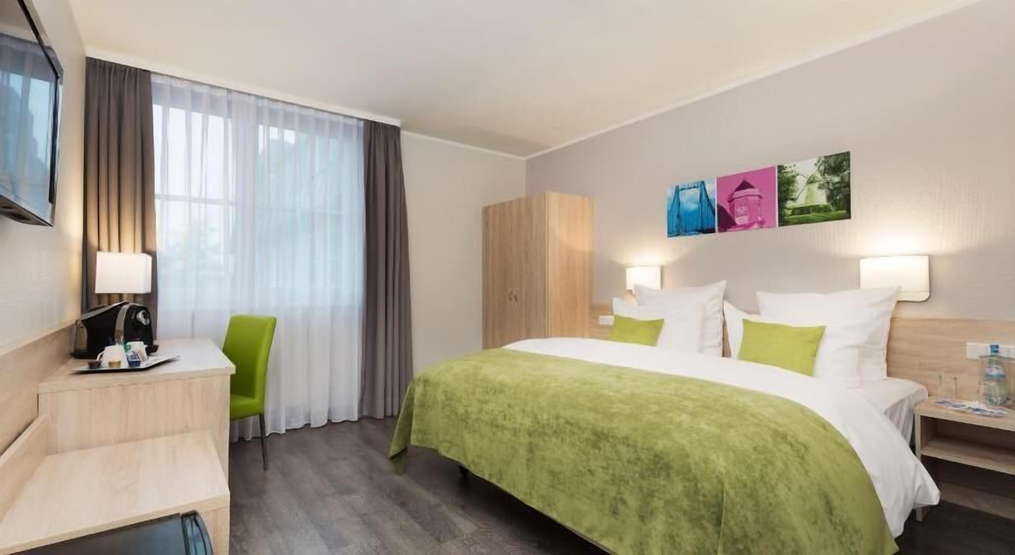 Premium bedding, in-room safe, desk, blackout drapes