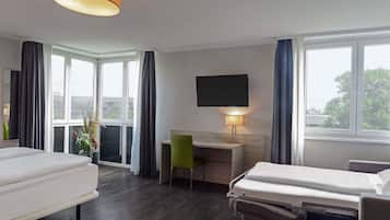 Driepersoonskamer | Luxe beddengoed, een kluis op de kamer, een bureau