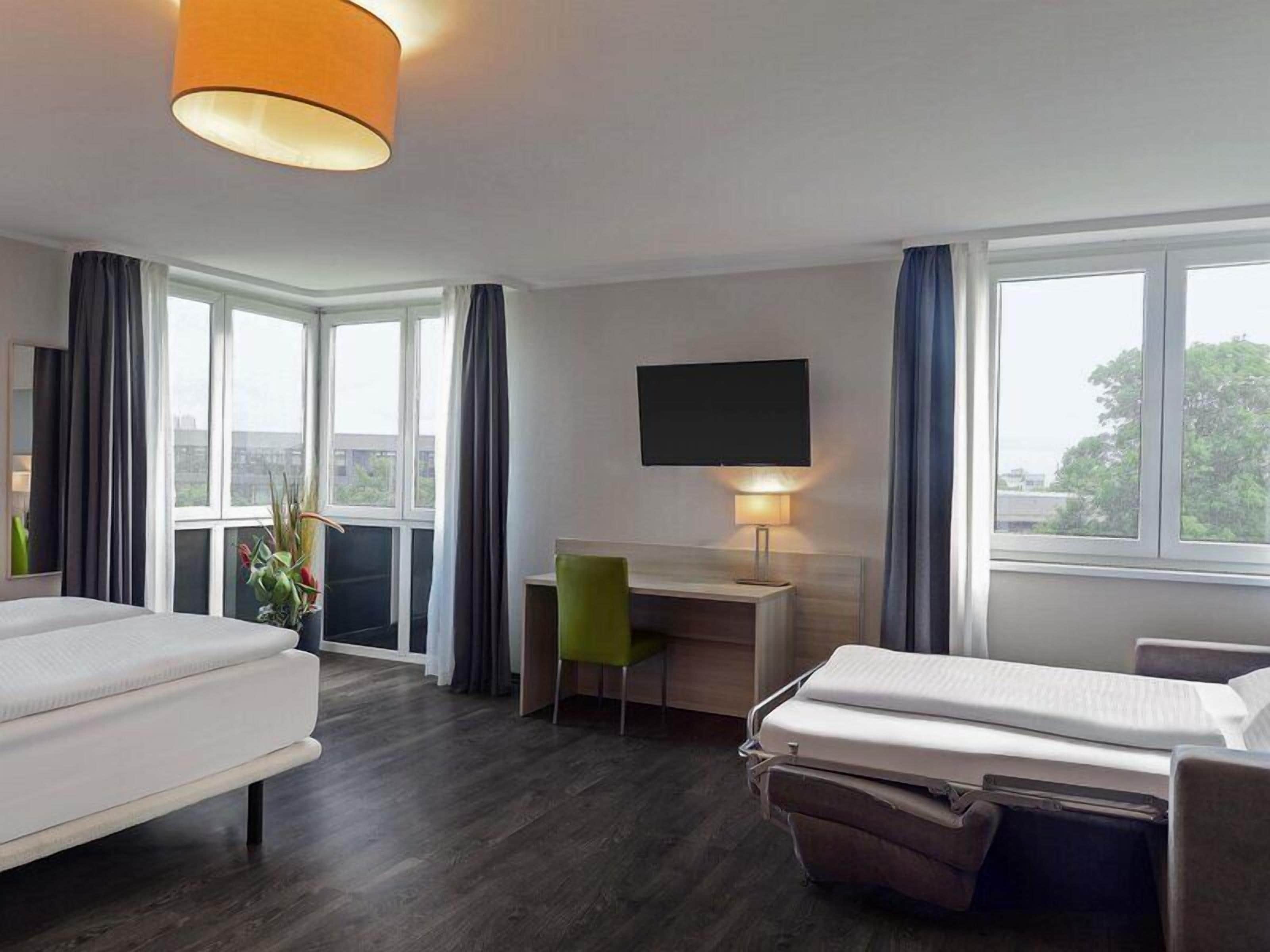 Dreibettzimmer | Hochwertige Bettwaren, Zimmersafe, Schreibtisch, Verdunkelungsvorhänge