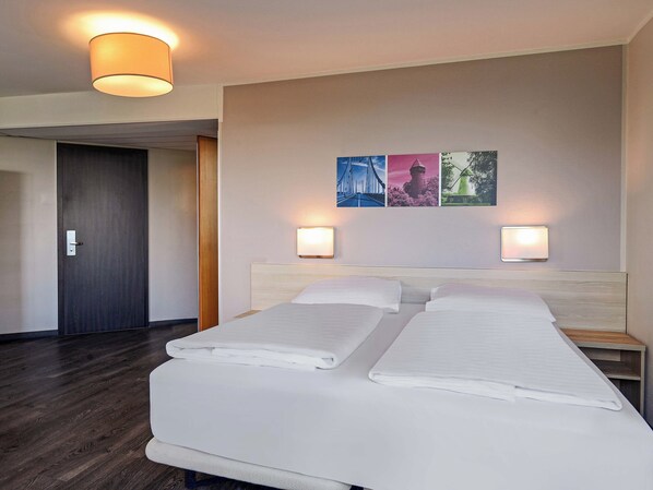 Hochwertige Bettwaren, Zimmersafe, Schreibtisch, Verdunkelungsvorhänge