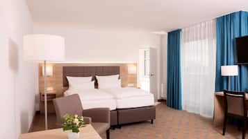 Ropa de cama de alta calidad y caja de seguridad en la habitaciĂłn