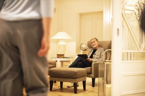 Lobby lounge