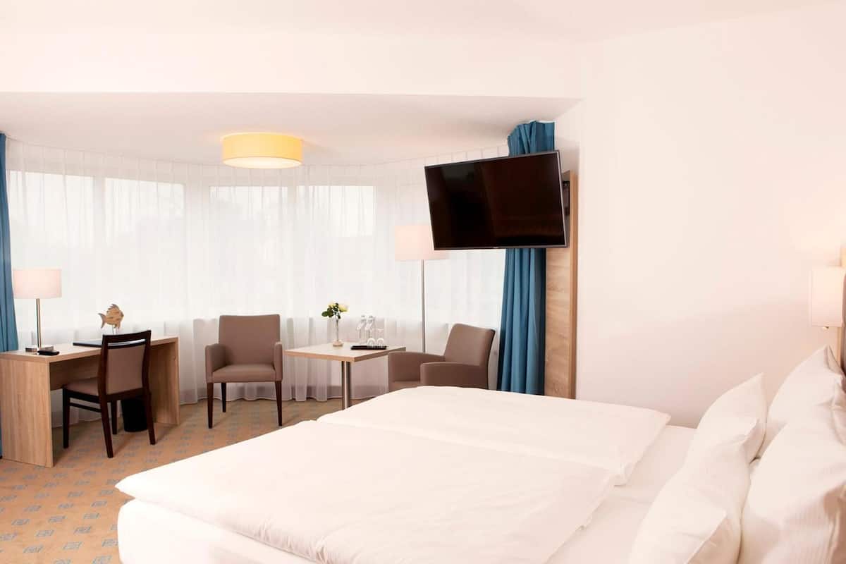 premium bedding, in-room safe, desk, blackout curtains