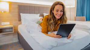 أغطية فراش متميزة وخزنة داخل الغرفة ومكتب وستائر تعتيم