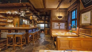 2 restaurants, lunch, dinner served; Regional cuisine