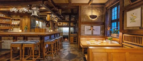2 restaurants servant le déjeuner et le dßner, plats Cuisine régionale
