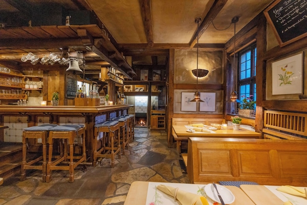 2 restaurants, lunch, dinner served; Regional cuisine