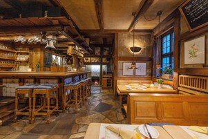 2 restaurants, lunch, dinner served; Regional cuisine