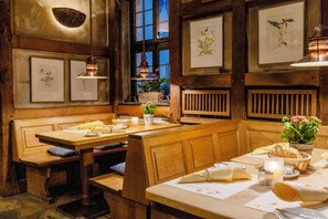 2 restaurants, servant le dßner et le souper; cuisine régionale