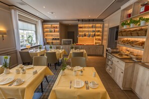 Daily buffet breakfast (EUR 18.00 per person) - Parkhotel Hohenfeld Münster (Münster)