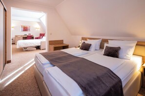 Suite Junior | Bureau, accĂšs au Wi-Fi (inclus), literie fournie
