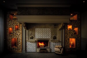 2 restaurantes; se sirve almuerzo y cena; cocina regional