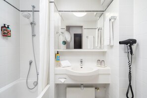 Quarto casal standard, 1 cama de casal | Banheiro | Chuveiro/banheira combinados, banheira de imersão
