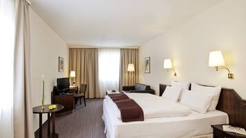 Minibar, coffres-forts dans les chambres, bureau