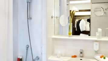 Combined shower/tub, deep soaking tub, eco-friendly toiletries