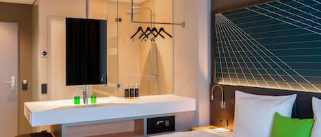 Habitación estándar doble, 1 cama doble | Minibar, caja fuerte, escritorio y tabla de planchar con plancha