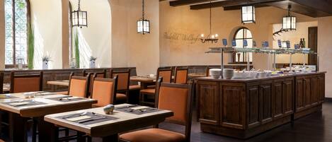 供應晚餐;多國菜