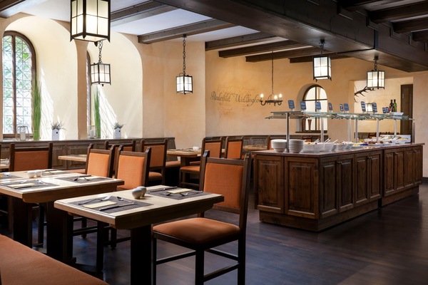 Makan malam dihidangkan, masakan antarabangsa