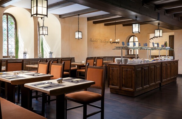 Se sirven cenas y cocina internacional 