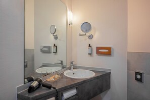 Family Room, Multiple Beds | Bathroom | Shower, eco-friendly toiletries, hair dryer, towels