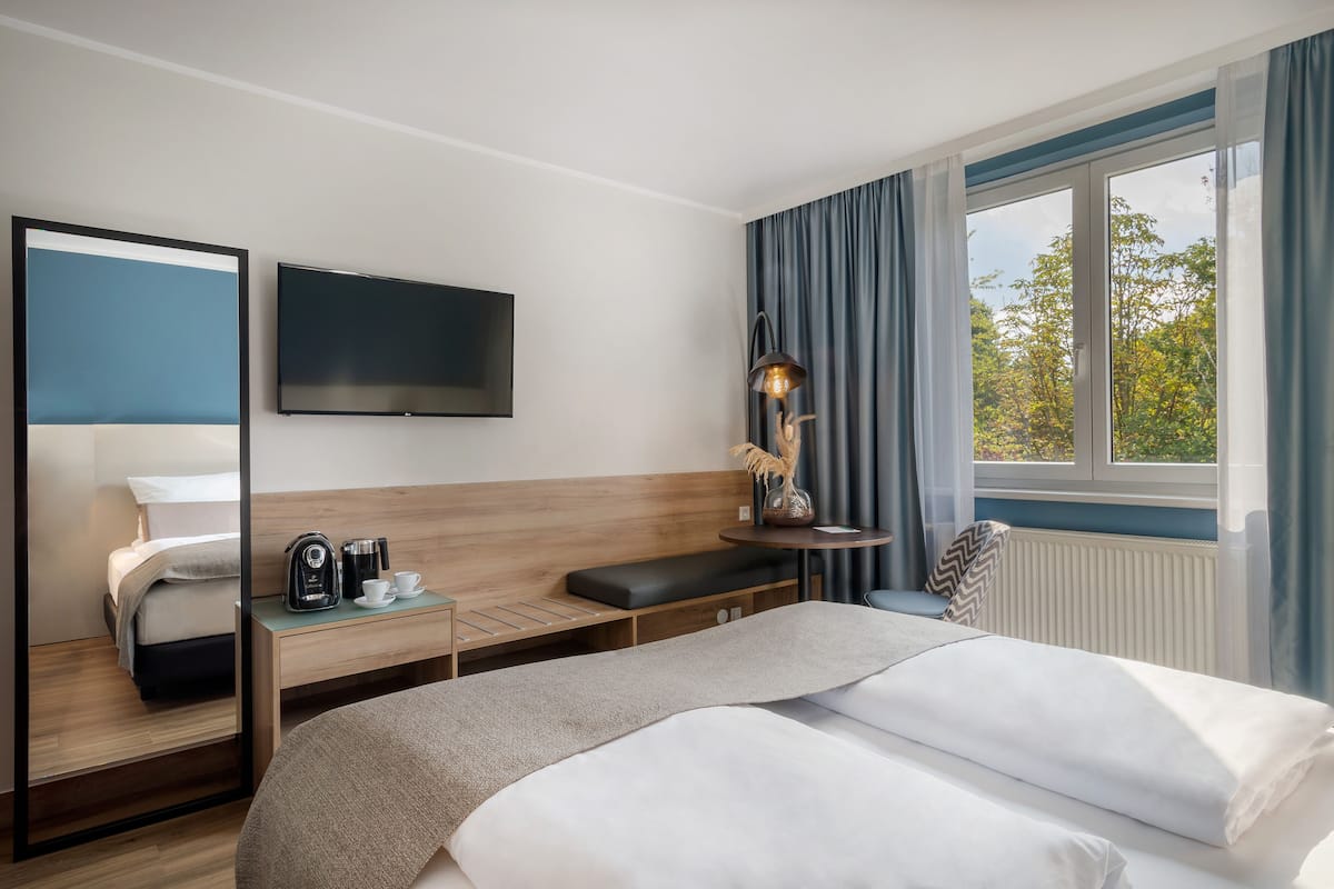 Business kamer | Hypoallergeen beddengoed, een kluis op de kamer, een bureau