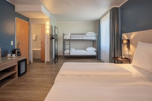 Family Room, Multiple Beds | Hypo-allergenic bedding, in-room safe, desk, soundproofing