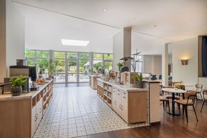 Una cocina amplia con una isla central, electrodomésticos integrados y gran espacio de encimera.
