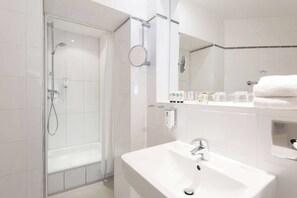 Combined shower/bathtub, hair dryer, towels - Seehotel Frankenhorst - BW Signature Collection (Schwerin)