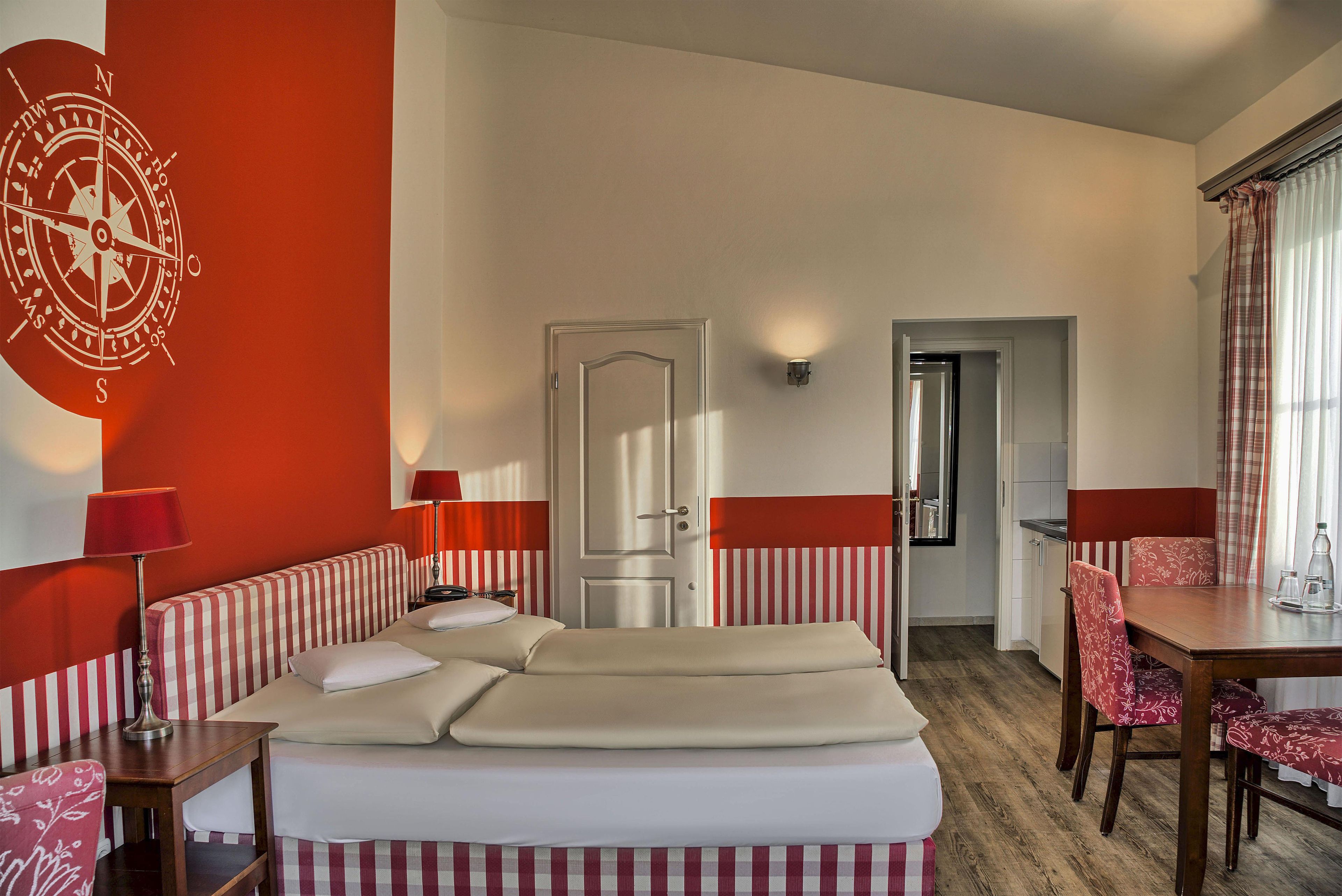 Une chambre d’hôtel comprenant un lit, un bureau, une chaise et une table à manger.