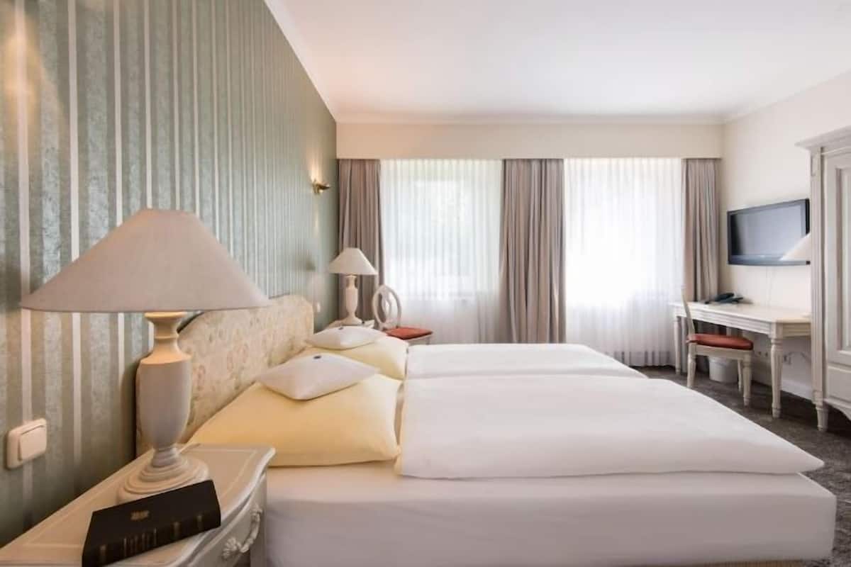 Hypo-allergenic bedding, minibar, in-room safe, desk