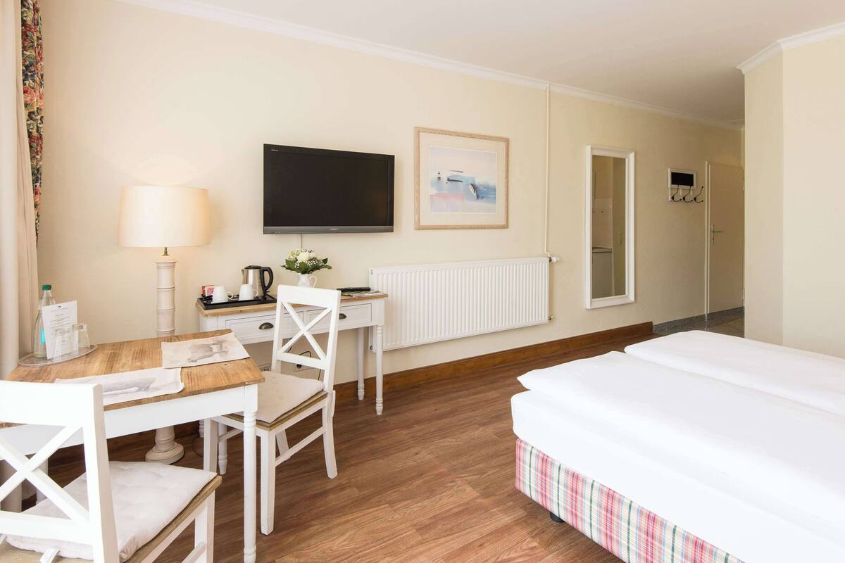 Comfort Room, 1 Double Bed | Hypo-allergenic bedding available, minibar, in-room safe, desk