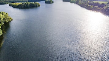 Une vue aérienne d’une rivière avec plusieurs îles entourées d’une végétation luxuriante.