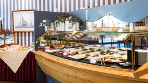 A buffet setup with various food items and a decorative mirror. - Seehotel Frankenhorst - BW Signature Collection (Schwerin)