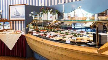 Tägliches Frühstücksbuffet (15 EUR pro Person)