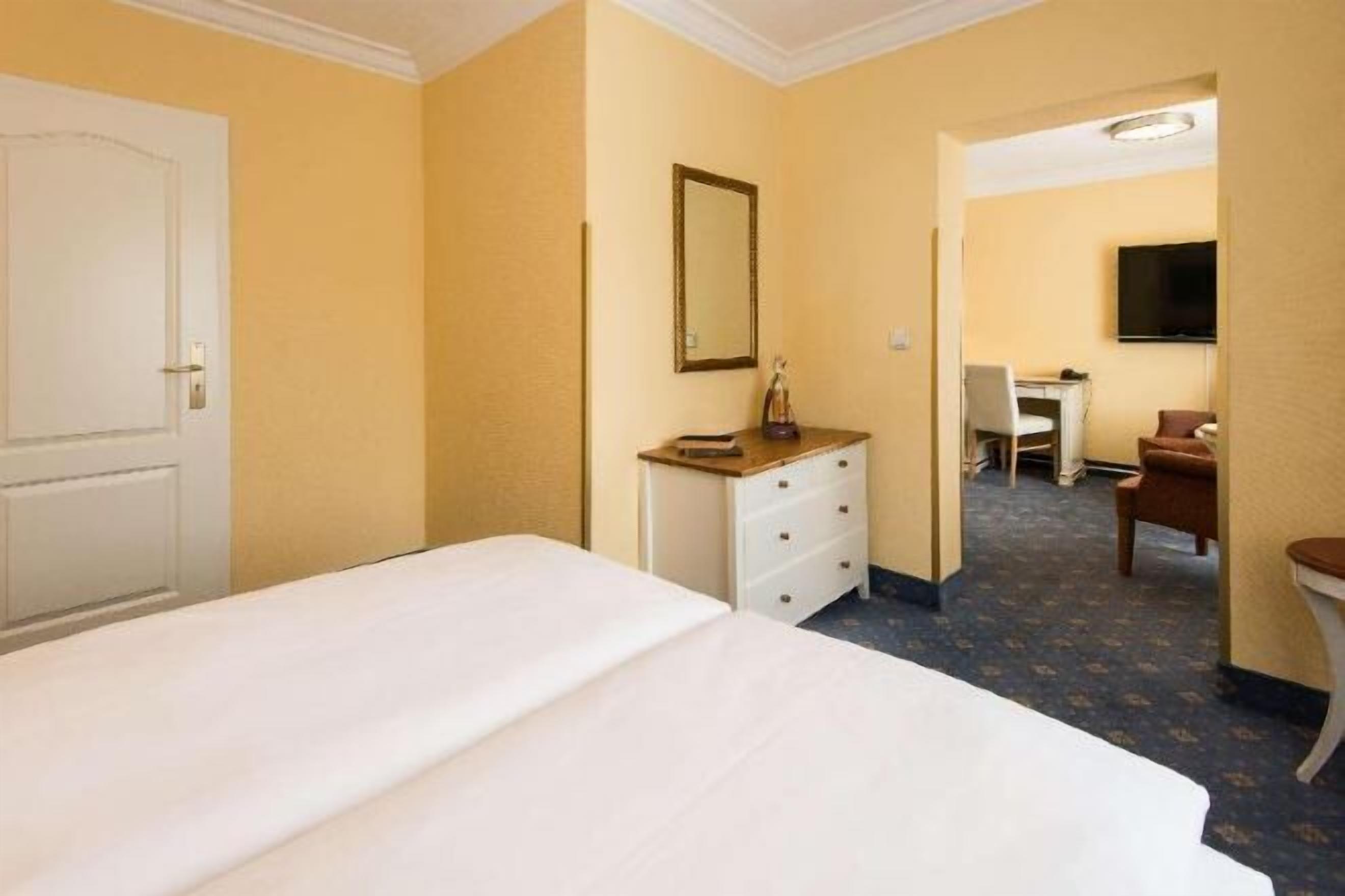 Hypo-allergenic bedding, minibar, in-room safe, desk