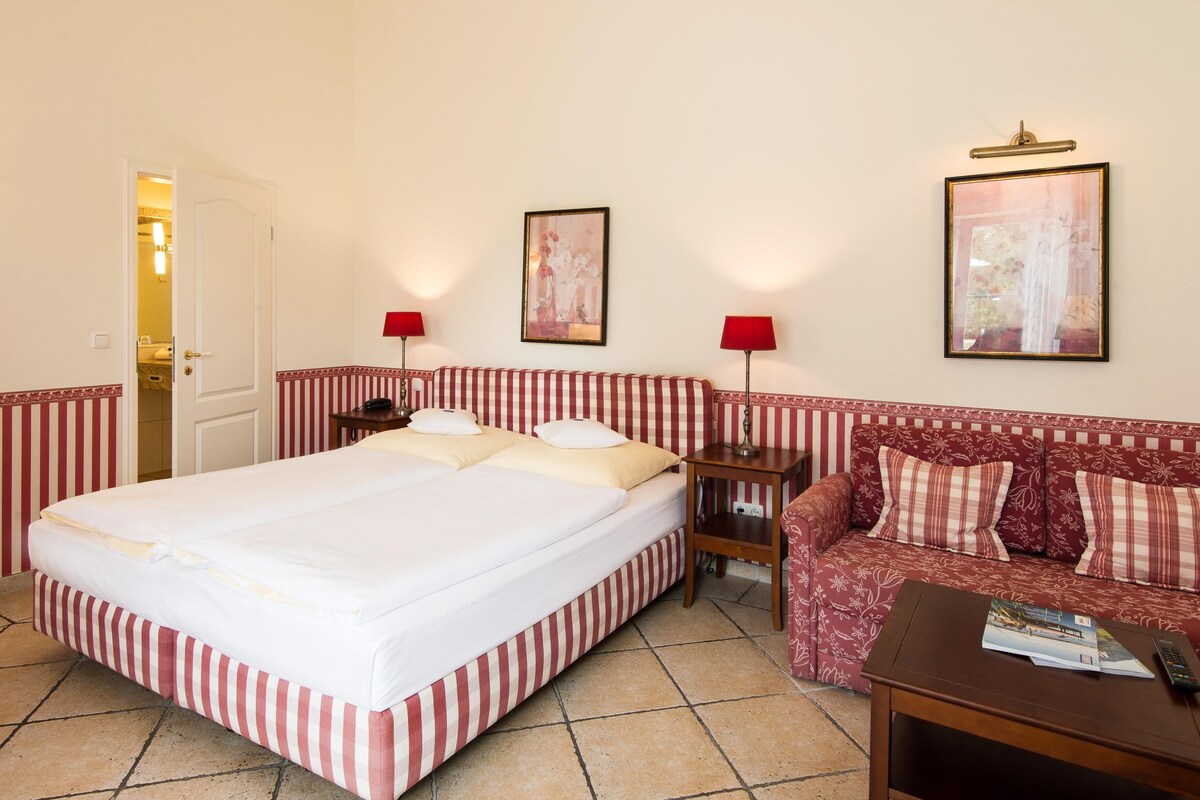 Standard Studio, 1 Double Bed, Kitchen | Hypo-allergenic bedding available, minibar, in-room safe, desk