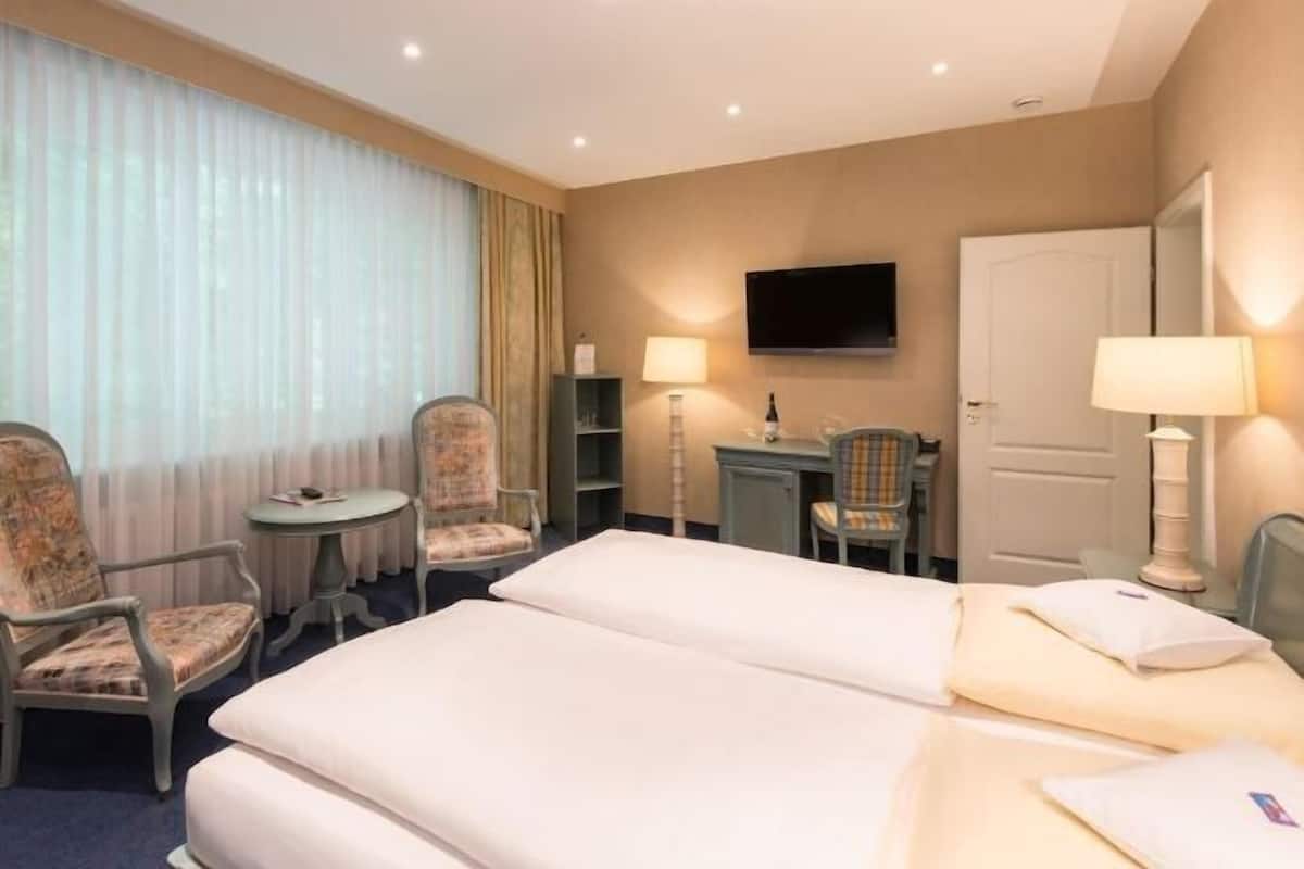 Hypo-allergenic bedding, minibar, in-room safe, desk