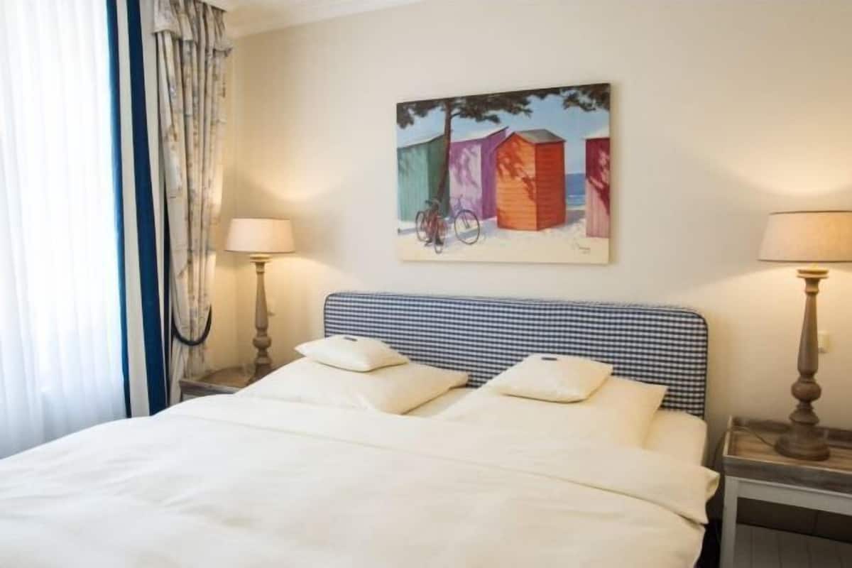 Hypo-allergenic bedding, minibar, in-room safe, desk