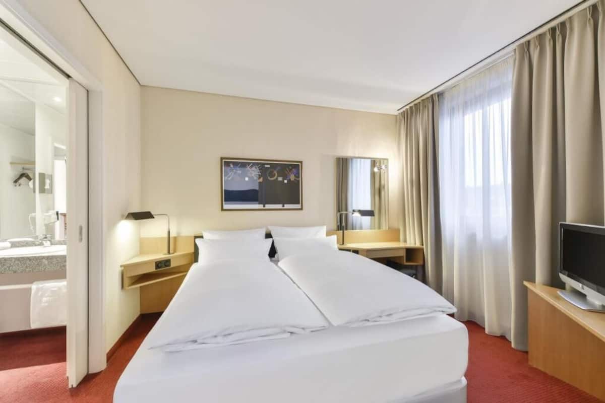 Premium bedding, in-room safe, desk, blackout drapes