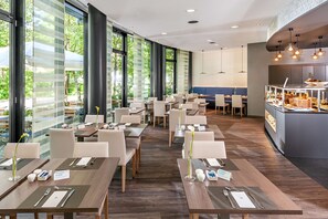 Petit déjeuner buffet servi tous les jours en supplément