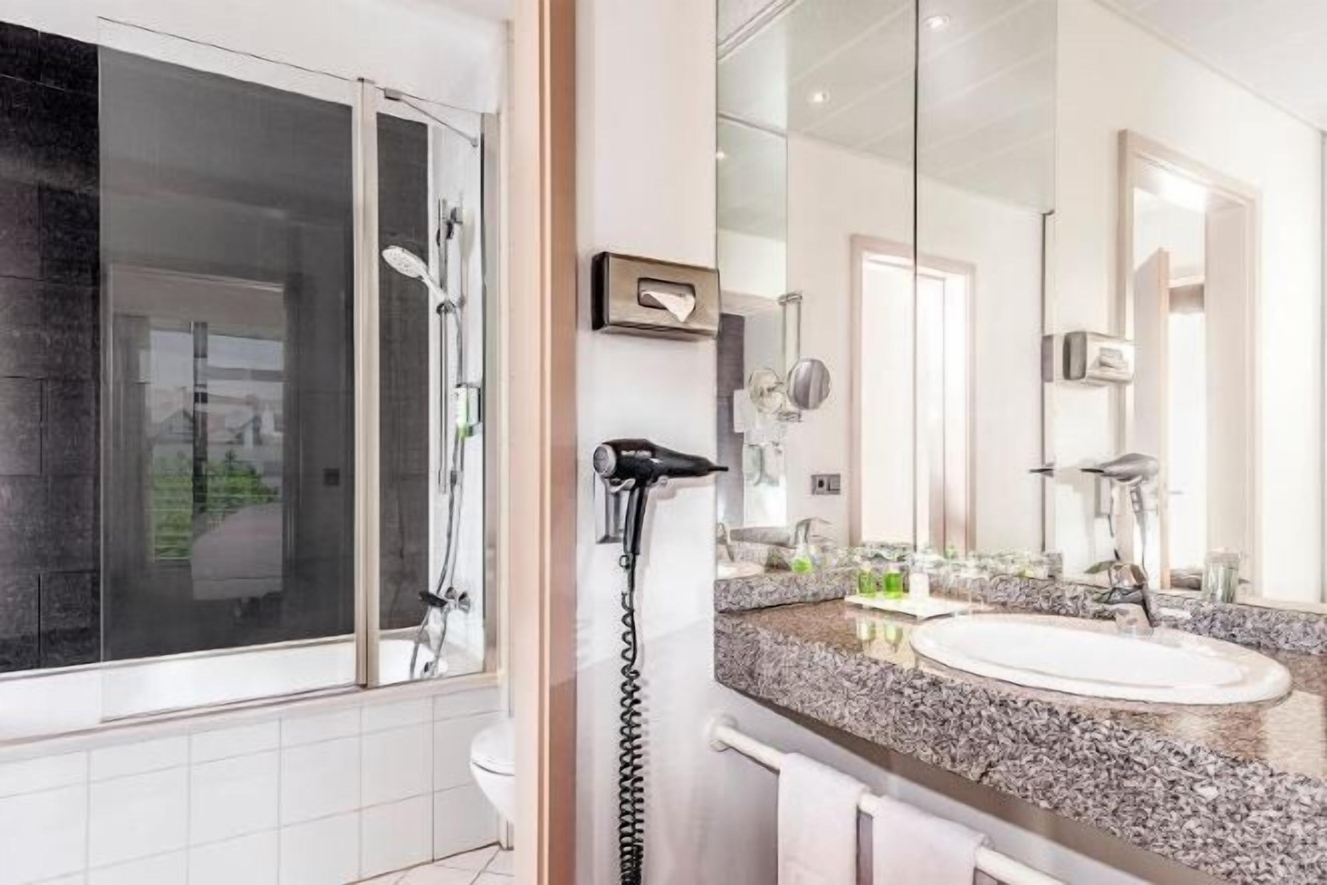 مستلزمات للعناية الشخصية صديقة للبيئة، مجففات شعر، مناشف، ورق حمّام