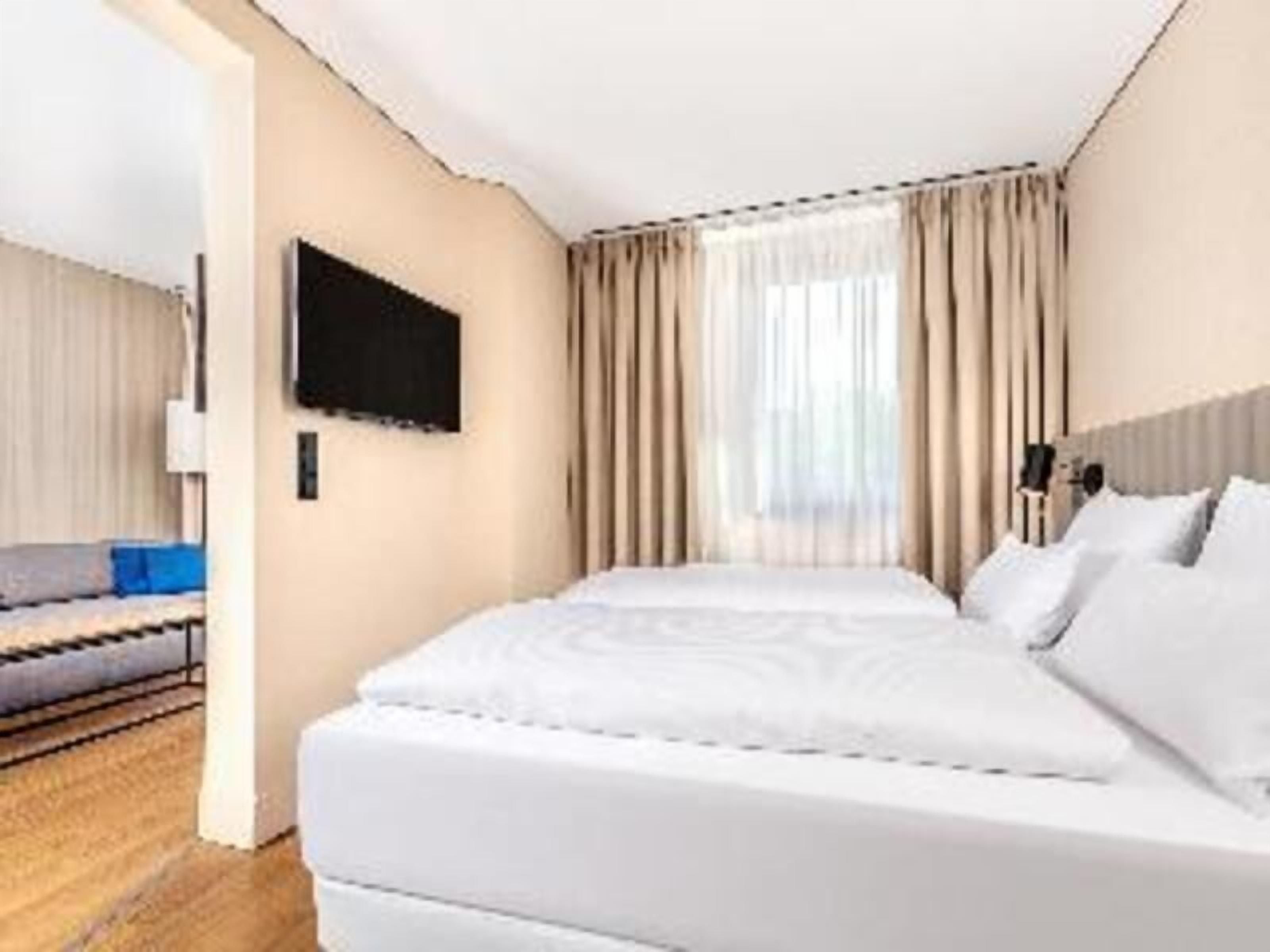 Luxe beddengoed, een kluis op de kamer, een bureau