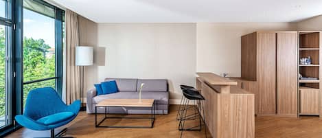 Ylelliset vuodevaatteet, tallelokero huoneessa, työpöytä, pimennysverhot