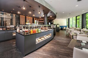 Petit-déjeuner buffet servi tous les jours en supplément