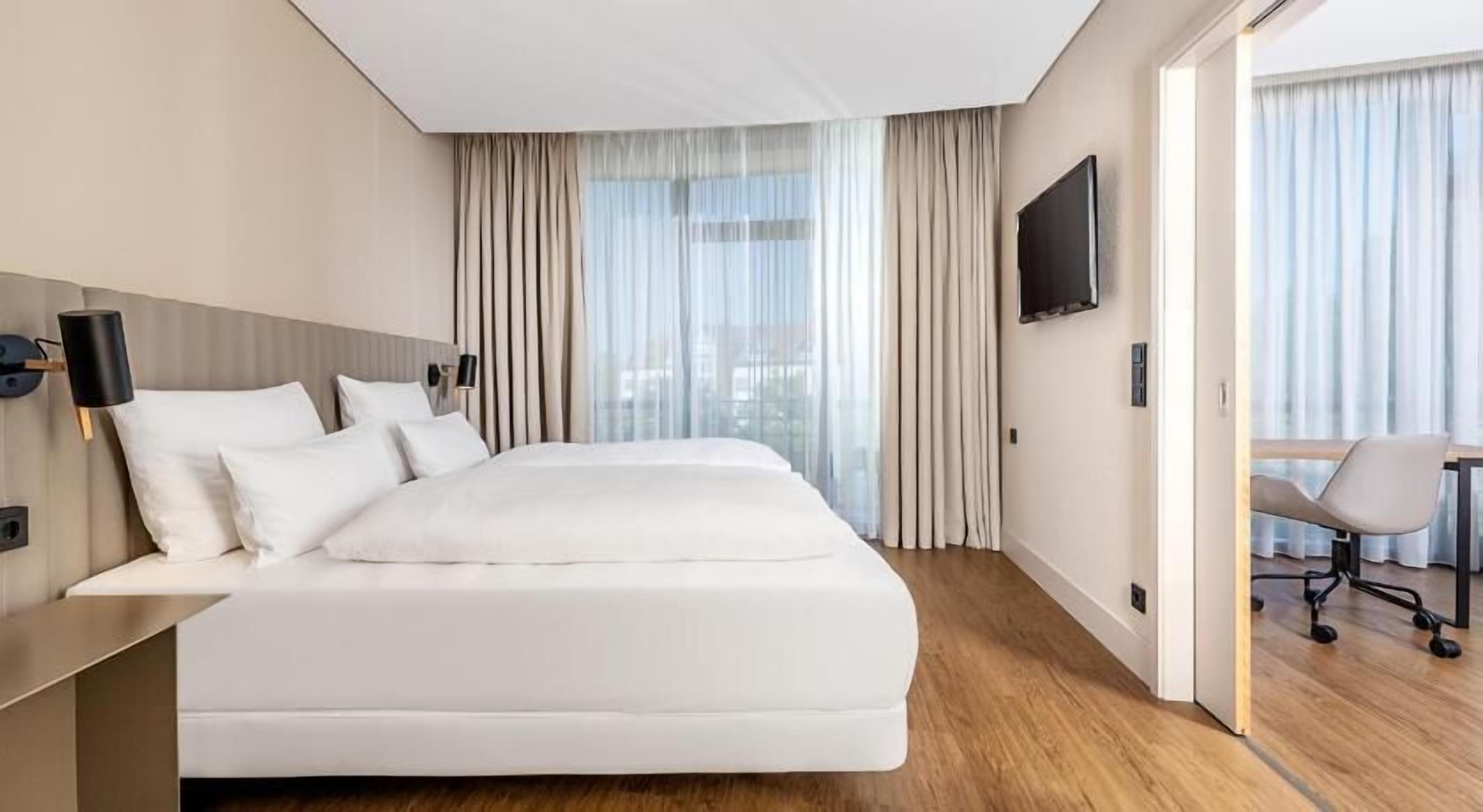 Luxe beddengoed, een kluis op de kamer, een bureau